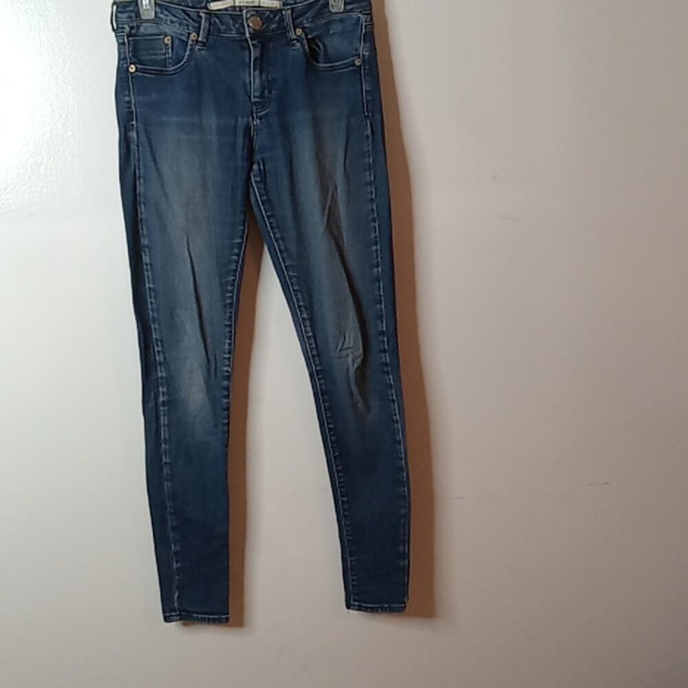 Jaime women's Midrise 28X32 size 6 distressed Skinny blue denim jeans. Casual